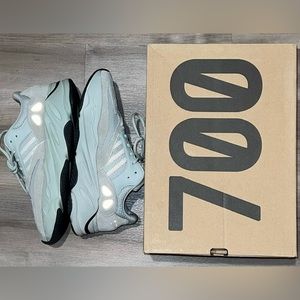 Yeezy Boost 700 Salt 2019 - Mens Size 11